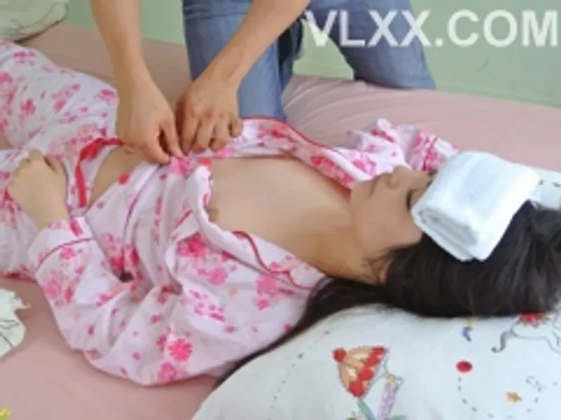 Anh ruột "chăm sóc" em gái đang bệnh