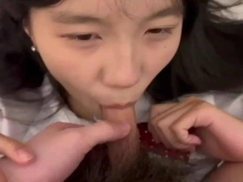 Em loli dễ thương liếm thằng nhỏ biến em thành con em đĩ nứng p2